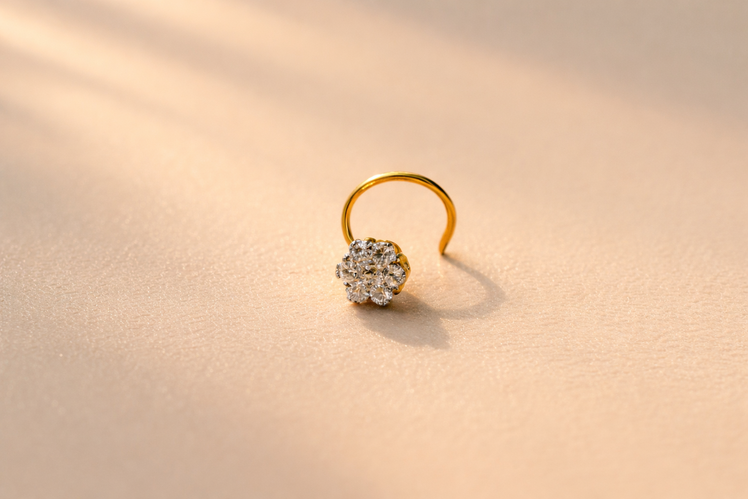 Lusture Solitaire Nose Pin