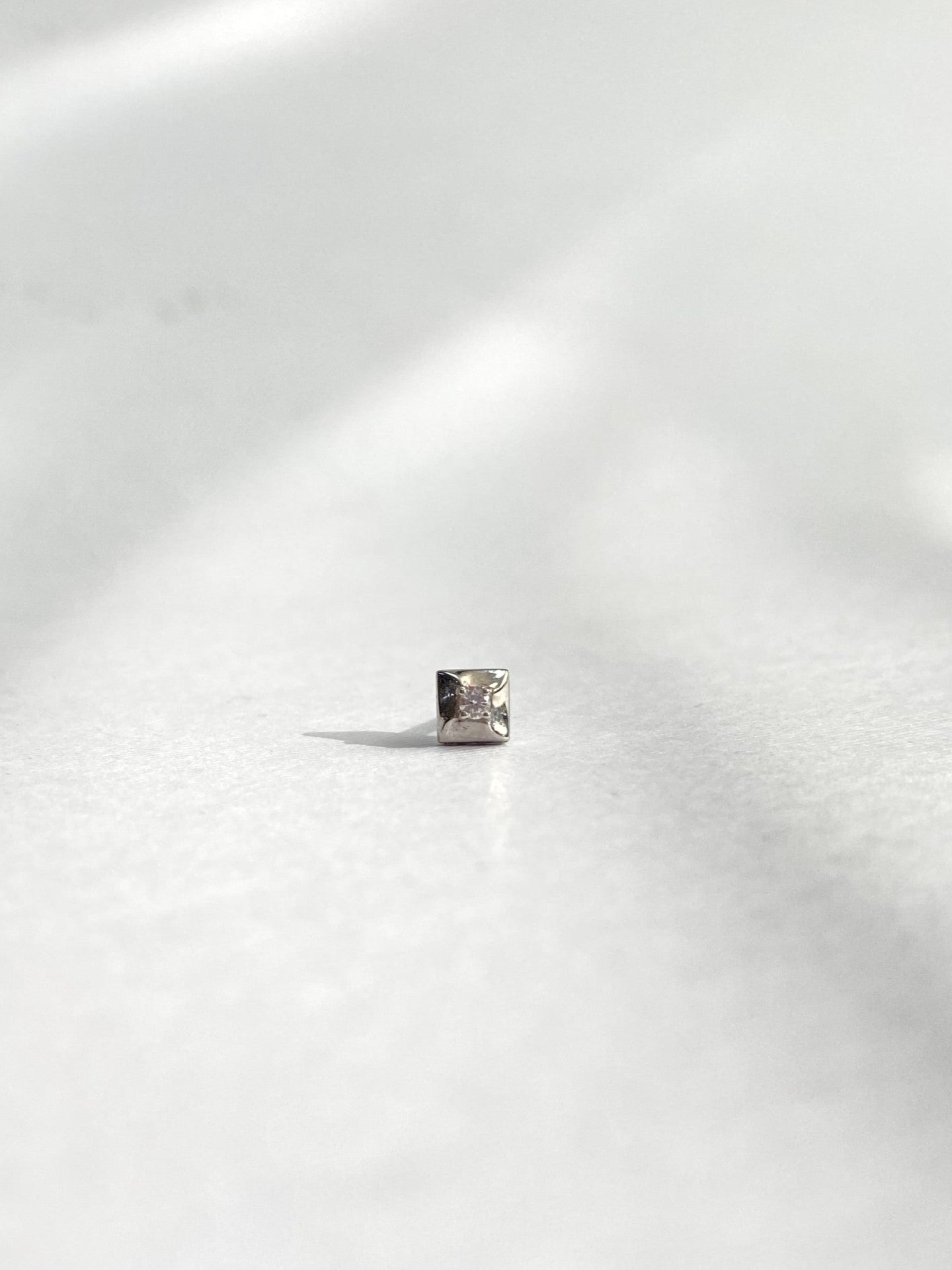 Henri Square Nose Stud
