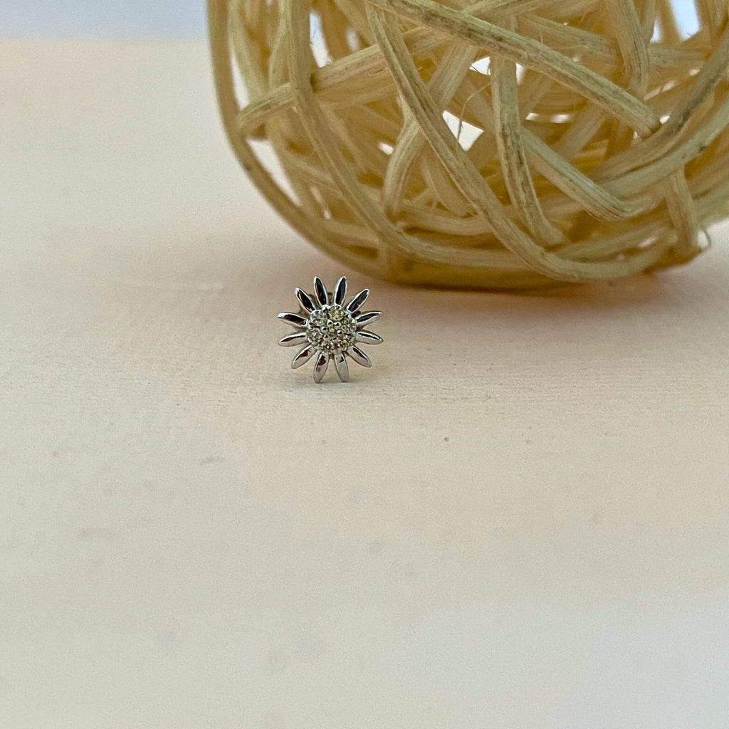 Floare Nose Pin
