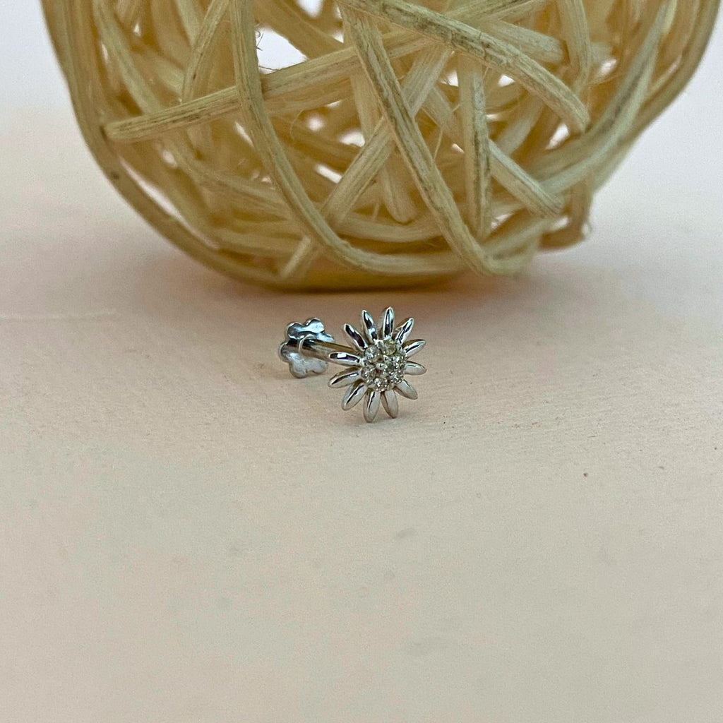 Floare Nose Pin